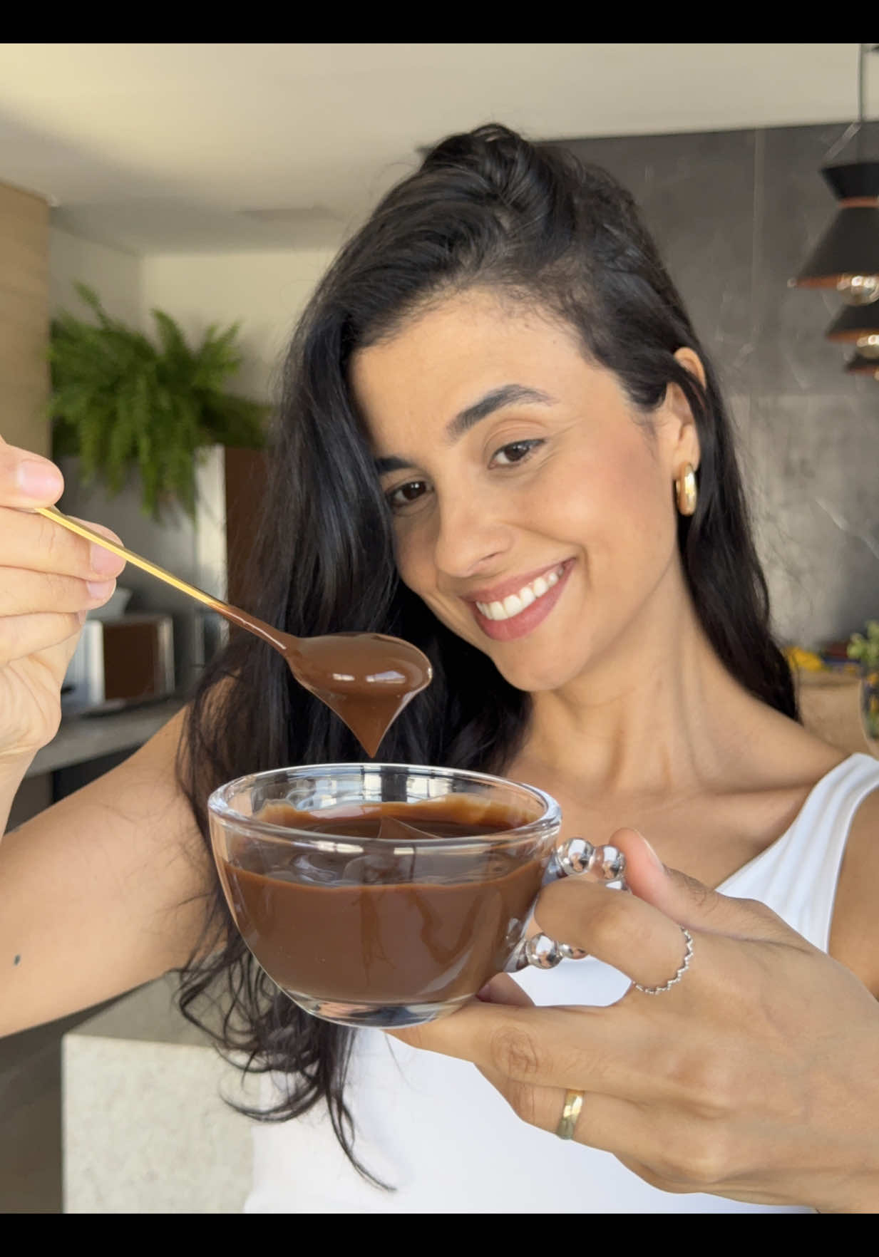 OBREMESA CREMOSA DE CHOCOLATE 🍫✨ zero açúcar e muito fácil Mousse, creme ou danete caseiro? Você escolhe o nome… o importante é que fica uma delícia, levinha e perfeita pra matar a vontade de doce sem sair da linha! 📌 Ingredientes: • 250ml leite desnatado • 15g cacau 100% • Stevia (equivalente a 2 csp de açúcar) • 20g farinha de arroz 📌 Detalhes: • Na embalagem da stevia, geralmente vem indicado o poder adoçante. A que uso, por exemplo, 0,05g adoça o equivalente a 1 colher de açúcar. É só converter conforme a sua 😉 • Misture tudo em fogo baixo até engrossar, coloque em potinhos e leve à geladeira por 2h. 📊 Macros (porção de 100g): 	•	Calorias: 68 kcal 	•	Proteínas: 3,6 g 	•	Carboidratos: 11 g 	•	Gorduras: 1,1 g Garanto que você vai amar! Se fizer, me marca e me conta, em! 😉