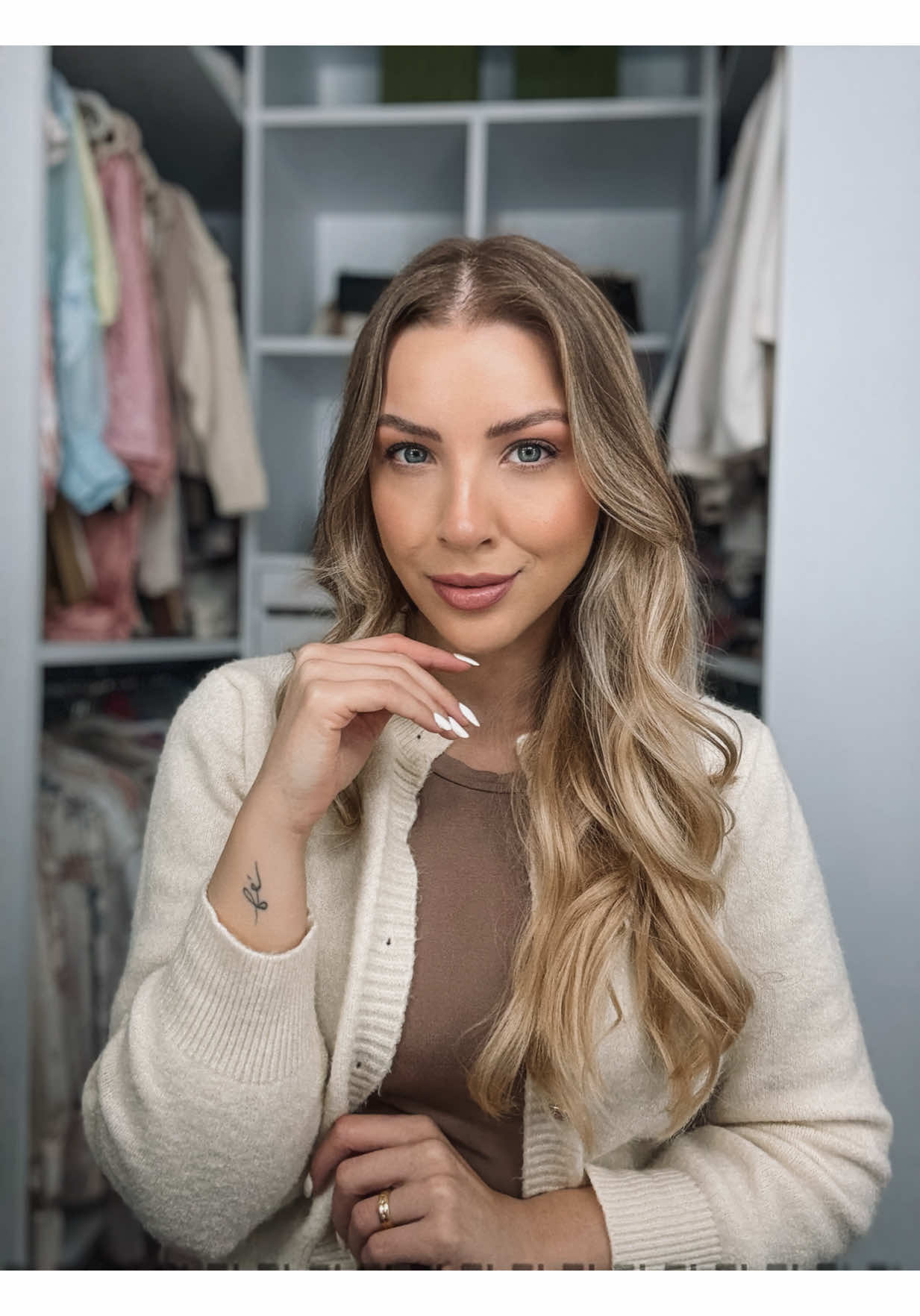 E aí, corto ou não corto? Banho premium lavando e cuidando do meu cabelo com mega hair. Cuidados com @vernatusoficial cupom DJENNY Se quiser receber o link dos produtos que uso no cabelo, digita LINK nos comentários que te envio 💗  #megahair #cabelo #cuidadoscomocabelo #mega     #creatorsearchinsights 