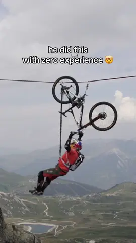 tried it at home, so he took it to a nice view 😳 @Belaey Kenny #trialbike #slackline #trials #bikelife 