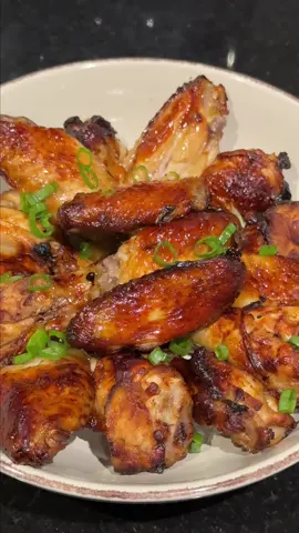 Alitas a la Coca-Cola en Air Fryer gracias a @Kitchen Center Perú  Ingredientes: - Alitas de pollo 1 kg - bebida cola 500 ml - Ajo molido 2 cdas - kion rallado 1 cda - sal 1 cda - cabezas de cebolla china 4 unidades. #alitas #alitasbbq #publicidad #alitascocacola 