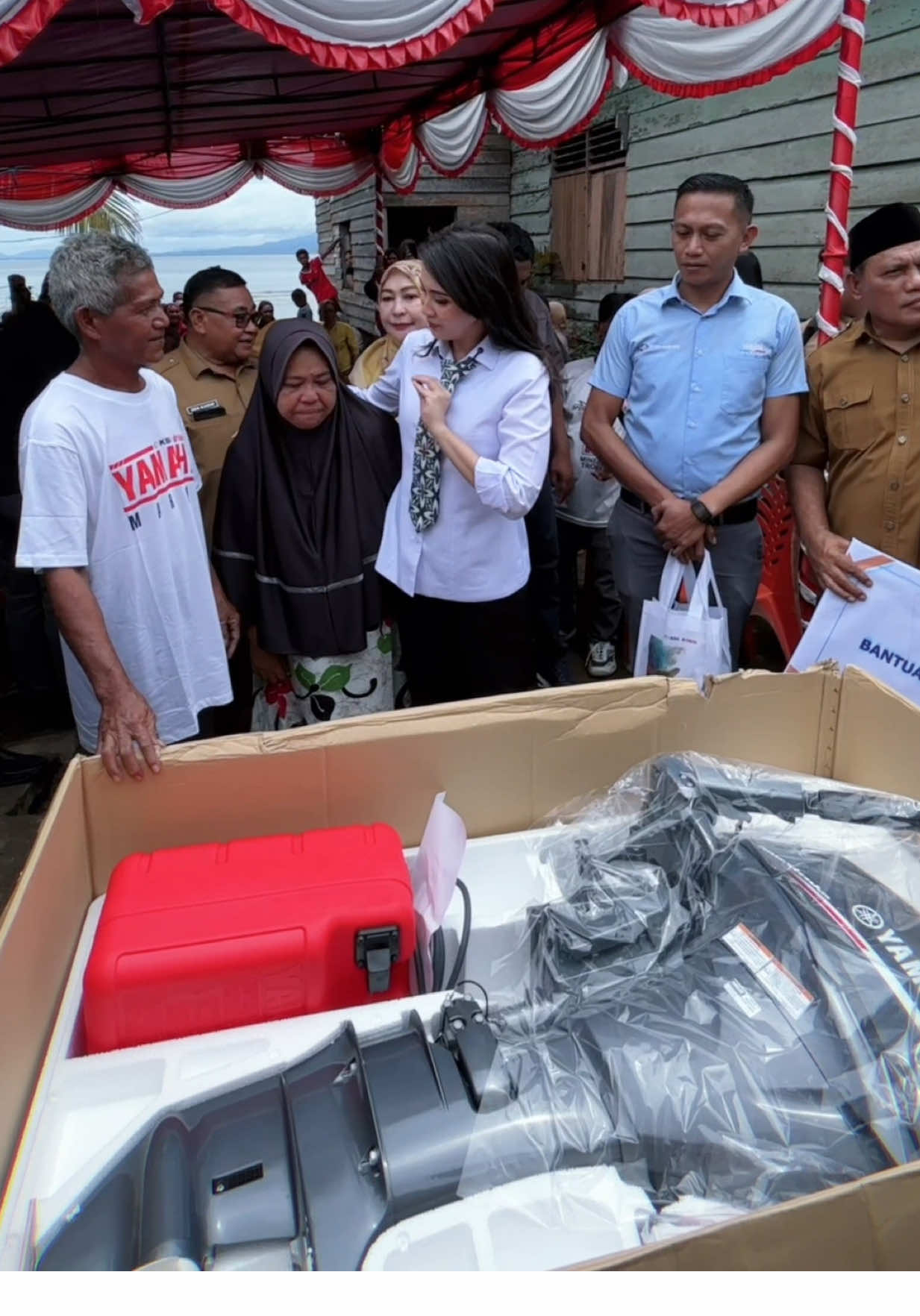 📍 Senin, 25 Agustus 2025 Ke Sofifi untuk Paripurna APBD-P 2025 🏛️ Setelah itu lanjut ke kel Guraping  ✅ Mesin kapal 20 PK buat Om Nelayan (janji yang ditepati) ✅ Pastikan bahan bangunan RTLH sudah nyampe di rumah-rumah warga 🏡 Terimakasih #Yamaha .. Ketika ada niat baik - semesta kirim Orang orang baik .. #gubsherly #malukuutara #nelayan 