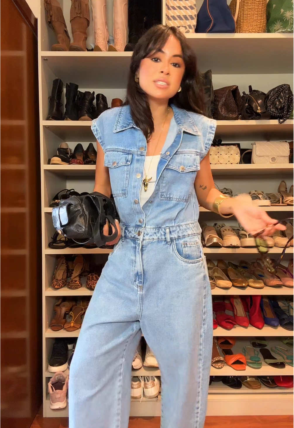 #FashionTikTok @Trama Jeans Minha nova peça favorita 😭😮‍💨 o tanto que eu vou usar esse macacão jeans 🤌🏽🤌🏽 pra estreia desse macacão eu montei um look básico mas que ficou simplesmente LINDO e eu amei muito! 
