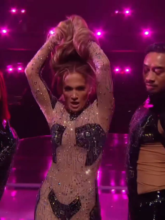 Jennifer lopez performs like her soul is on fire#jlobeauty  #jenniferlopez #jlo #viral #xybca 