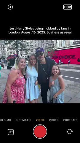 Just Harry Styles being mobbed by fans in London, August 16, 2025. Business as usual #harrystyles #harrystylesupdates #harries #fyp #foryou 