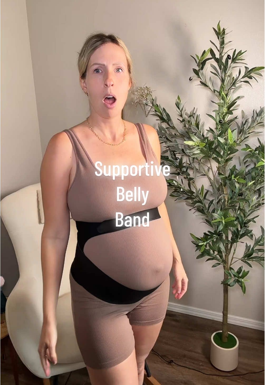 Uhm what?! This third trimester supportive belly band is saving my back this pregnancy. It’s so comfortable and I honestly don’t know how I did my other pregnancies without this 😭 #pregnancy #thirdtrimester #maternity #pregnantlife #fyp 