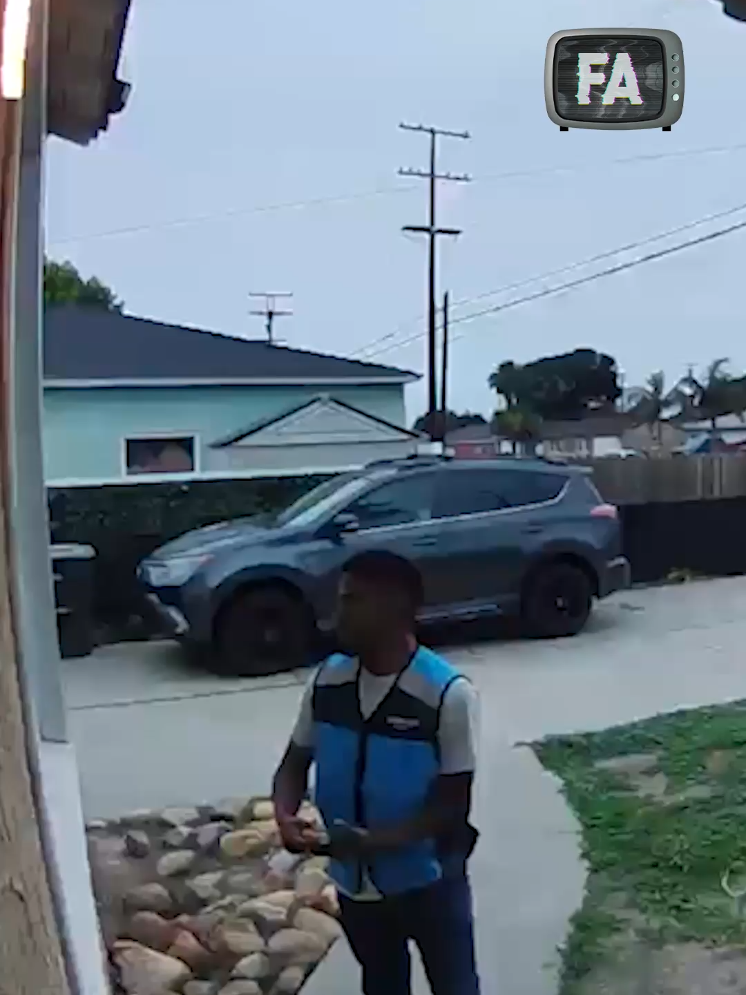 he was actually at the protest in Venice! 🤪 🤣 #cctv #delivery #upsdogs #dogs #propertydamage #deliveryfail #fail