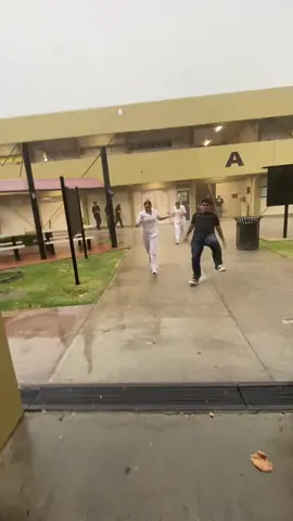 Y como son en la uni… Nadie salio lastimado mas que la puerta