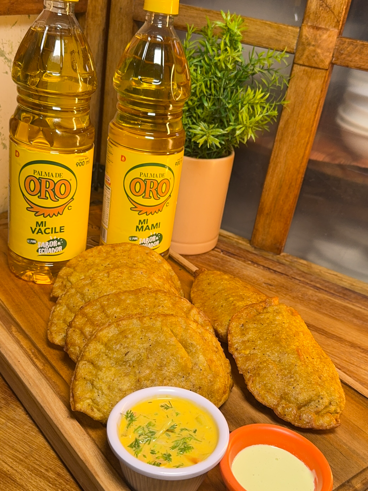 ☕✨ @cocinaconmigo98 te trae un clásico infaltable para acompañar tu cafecito: empanadas de verde. 🥟🔥 Una receta que de ley tienes que probar, así que toma nota y guárdala. 📲 📋 Necesitas: 🍌 6 verdes (4 cocidos + 2 rallados) 🧡 Achiote Palma de Oro para darle ese color único 🧀 Queso rallado para el relleno 🥗 Sofrito (cebolla, pimiento, tomate) 🧂 Sal, pimienta, comino y orégano al gusto 🛢 Aceite Palma de Oro para freírlas 🚀 Tip: unta un poco de aceite en el plástico para que la masa no se pegue y te salgan perfectas. 💥 #EmpanadasDeVerde #RecetaCosteña #CocinaCasera #PalmaDeOro #ElSaborDelEcuador #CocinaConIdentidad
