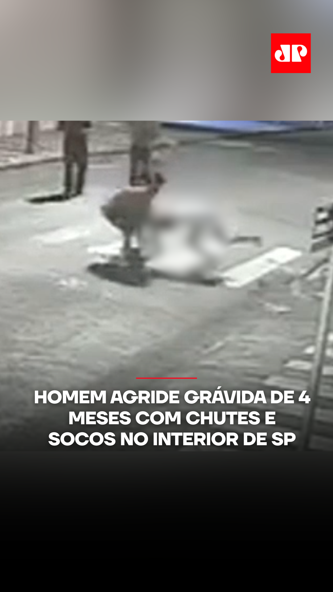 Uma jovem de 18 anos, grávida de quatro meses, foi agredida com socos, chutes e puxões de cabelo por um motorista na madrugada de sábado (23) em General Salgado (SP). O ataque começou após a mulher questionar o condutor que passou próximo a ela e aos amigos na rua. A vítima também foi atingida pelo retrovisor do carro. Câmeras de segurança registraram o momento. A vítima, que voltava de uma lanchonete acompanhada de dois amigos, foi socorrida com hematomas e levada ao pronto-socorro, sendo liberada em seguida. O bebê está bem. A jovem afirmou que não houve motivo suficiente para justificar a fúria do motorista e entrou com pedido de medida protetiva. Nesta segunda-feira (25), o advogado do motorista se apresentou à delegacia com procuração para representá-lo, e ele deve ser ouvido nos próximos dias. 📺 Confira na JP News e Panflix #JovemPanNews #Brasil #SãoPaulo #SP #Agressão #Violência #Grávida #Crimes