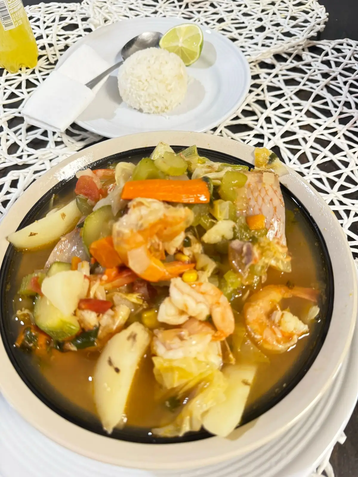 Rico caldo de pez y camarón 