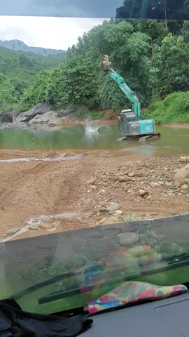 các cháu học láy máy nghịch quá