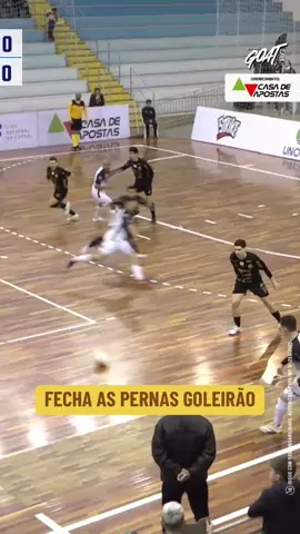 FRIEZA TOTAL! Depois de uma cobrança lateral mal feita, Evandro rouba a bola, parte cara a cara com o goleiro e, com muita frieza, finaliza por baixo das pernas para abrir o placar para o Joaçaba!  #LNF #LNFnoGOAT #CanalGOAT 