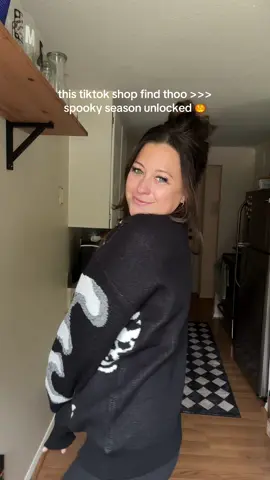comfy ✔️ cute ✔️ spooky ✔️ …literally perfect for fall 🍂🕷️🖤 #falloutfits #falloutfitinspo #outfitsinspo #spookyseason #spookyszn 