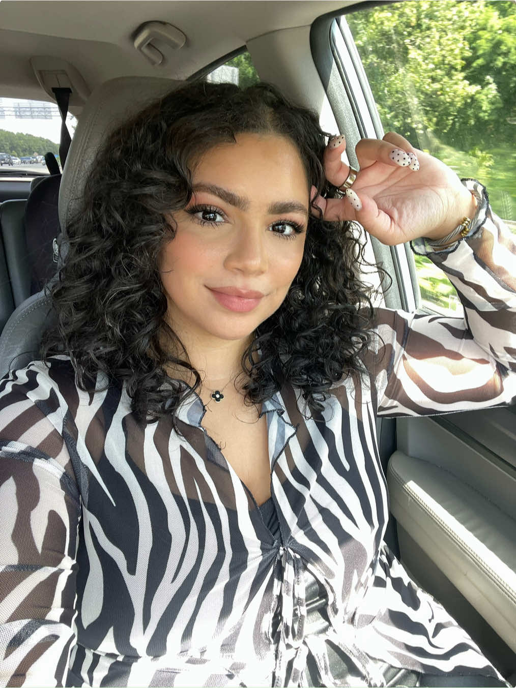 A little ootd from yesterday 🖤☕️♟️🦓 oh look the curls are out again 🤭 #curlyhair #sundayootd #churchfit #sundaybest #creatorsearchinsights 