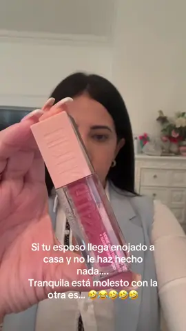 ✨ ¡Probando mi nuevo favorito! ✨ El Lifter Gloss de Maybelline llegó directo a mi makeup bag y estoy obsesionada 😍. 💧 Con ácido hialurónico, hidrata y da ese efecto de volumen natural. 💄 Deja un brillo jugoso sin sentirse pegajoso. 🌸 El tono Reef es súper favorecedor, perfecto para el día a día. Definitivamente un must-have si amas tener labios hidratados y con un glow increíble. 💕 #Maybelline #LifterGloss #LipGlossAddict #BeautyTips