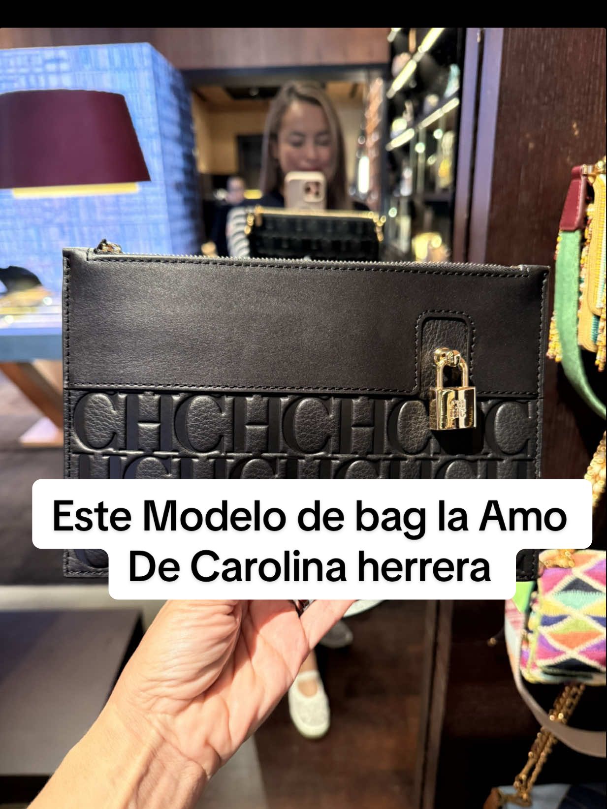Respuesta a @Adriannacs96 un modelo muy clásico y atemporal de Carolina herrera vienen muchísimos colores, cabe perfectamente el Celular que sé que es la pregunta de muchos y además del celular caben otras cositas, modelo favorecedor porque tienes cuatro formas de usarlo como Cartera Shoulder Bag  cross Body sobre o de mano o le cambias el strap y te funciona perfecto con cualquiera de las otras. Está completamente disponible a un precio increíble para enviártelo a cualquier parte del mundo. Déjame saber en los comentarios para contactarte y darte presupuesto, soy Mariedva Carrero, su Personal Shopper, ubicada en miami, puedo comprar por ti y enviarte a cualquier parte del mundo