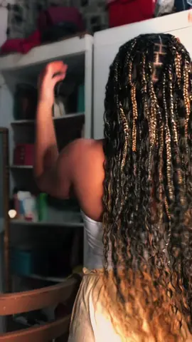✨ Primeiros cuidados pós-trança fazem toda a diferença! ✨ Hoje vou te mostrar como aliviar a tensão no couro cabeludo, hidratar os fios e garantir que suas tranças fiquem ainda mais lindas e confortáveis. 👩🏽‍🦱💆🏽‍♀️ Fibra: @Hello Hair Brasil  jumbopremium T1B/27/613 exuberant T1B/27 👉 Conta aqui nos comentários: você já fez trança? Como foi a sua experiência nos primeiros dias. 👉 Salva esse vídeo pra lembrar das dicas #viral #asmr #fyp #lavandoocabelo #tranças 