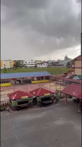 Ribut terbangkan bumbung SK Seri Perlis Oleh NORLIDA AKMAR IDROS 25 Ogos 2025, 9:19 pm KANGAR – Kejadian ribut yang melanda negeri ini, petang tadi mengakibatkan sebahagian bumbung Sekolah Kebangsaan (SK) Seri Perlis, di sini tercabut dan diterbangkan angin kencang. Video kejadian yang tular di media sosial memaparkan bumbung bangunan sekolah berkenaan terangkat sebelum tercampak ke kawasan bersebelahan. Difahamkan, sebahagian bumbung tersebut turut terkena sebuah kereta yang diletakkan berhampiran. Bagaimanapun, tiada kecederaan dilaporkan setakat ini. Sementara itu, Majlis Agama Islam dan Adat Istiadat Melayu Perlis menerusi laman Facebook rasmi memaklumkan, sebuah rumah di Kampung Balik Bukit, Chuping, rosak pada bahagian bumbung akibat dibadai angin kuat. – KOSMO! ONLINE