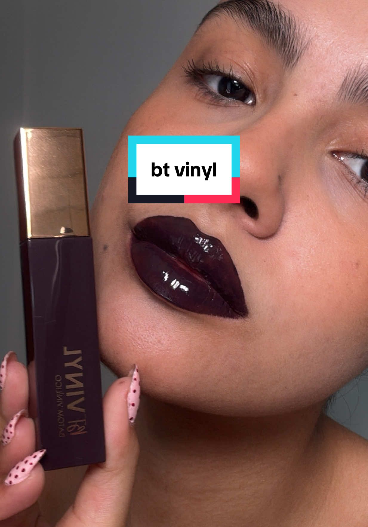 BRUNA TAVARES?🤯 Completamente apaixonada pelo BT Vinyl, um batom com efeito vinílico que une alta fixação com um acabamento espelhado sem escorrer, sem ressecar, e que ainda hidrata seus lábios enquanto você usa! @Linha Bruna Tavares @Bruna Tavares   Enriquecido com Niacinamida, Óleo de Jojoba, Manteiga de Karité e Esqualano vegetal, ele entrega cor intensa e duração por até 16 horas. 💋✨ Amaram? Eu amei✨ Publicidade