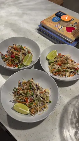 QUINOA CASHEW SALAD!! As summer is wrapping up this is a go to salad for me! 🫑🥗 - 1 bag of coleslaw mix  - 1/2 cup cooked edamame (I didn’t have any this time )  - 1/2 cup cashews  - 1 red pepper chopped  - 1 cup quinoa  - 2 packs chicken breast (cut up and cooked with garlic and @Bachan’s )  - chopped cilantro  - @Yo Mama's Foods seasme dressing  #cooking #recipes #roommates #boston #dinner  