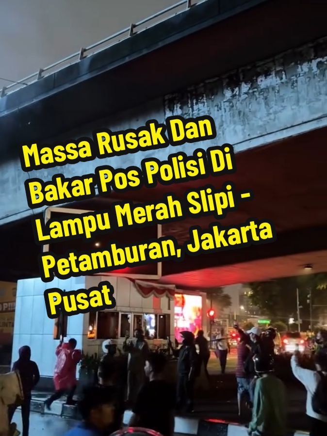 Senin malam, 25 Agustus 2025. Momen saat massa demo merusak dan membakar Pos Polisi di perempatan lampu merah Slipi - Petamburan, Tanah Abang, Jakarta Pusat. #slipi #petamburan #jakartapusat    ----- Ikuti akun kami untuk update informasi terkini Jakarta dan sekitarnya ----- 📹 : ig via fiq0510