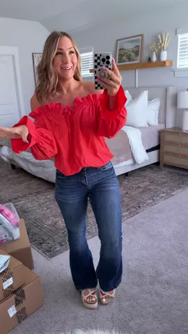 🧡🧡🧡 #falloutfit #platformsandals #flarejeans #offtheshoulder #OOTD 