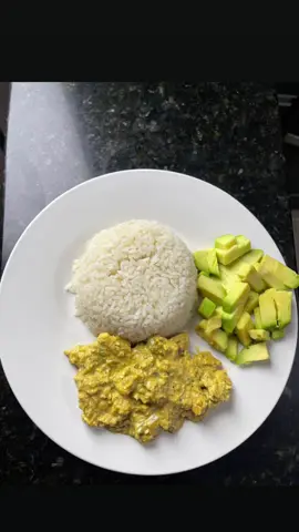 POLLO AL CURRY 🔥  . . . . . . INGREDIENTES:  pechuga de pollo  Cebolla blanca  Ajo  Tomate  Papikra Sal  Curry  Agua  Cilantro Mantequilla.  #ideasdealmuerzo #almuerzos #polloalcurry #curry #tendencia 