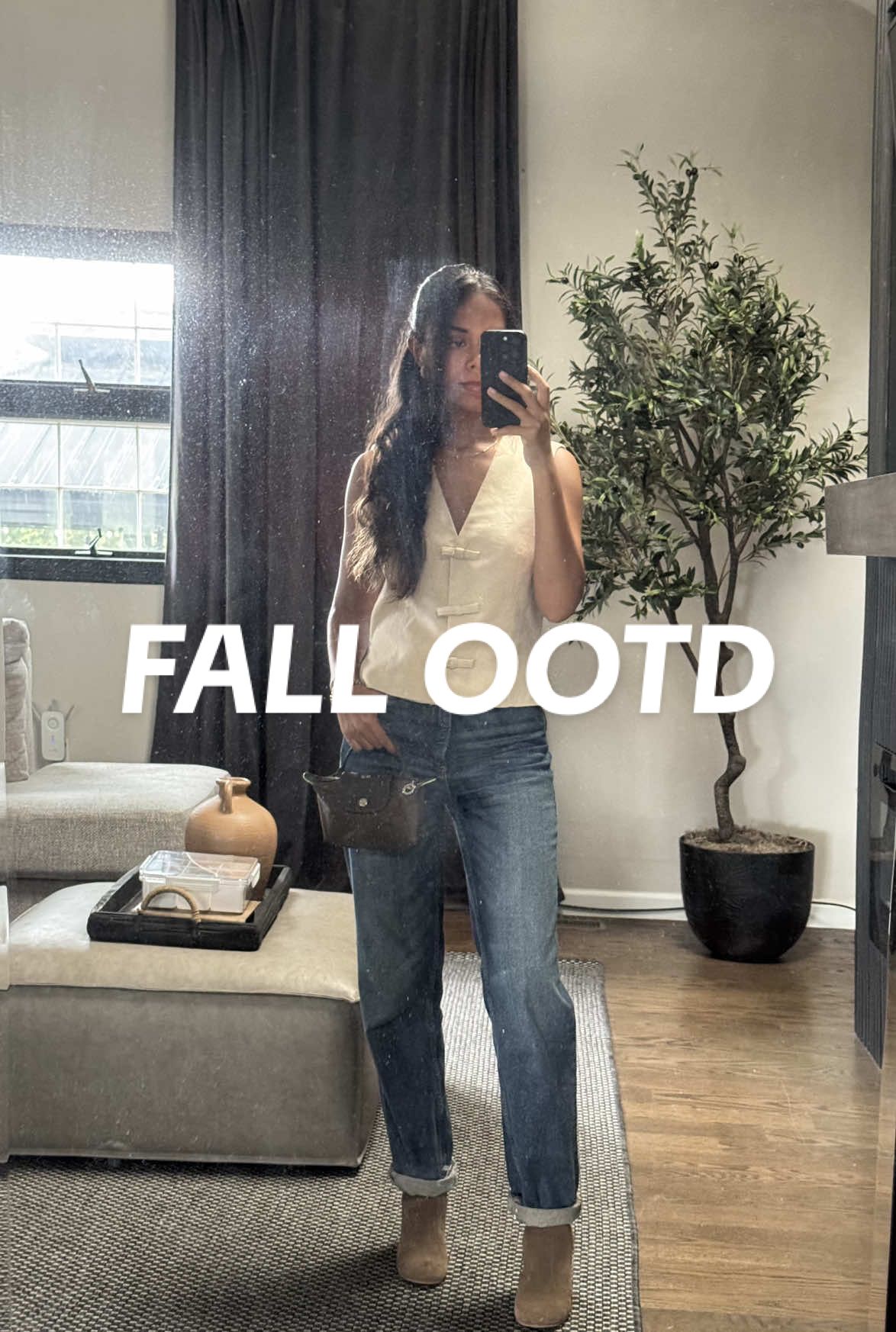 my mini long champ gives such fall vibes! which sunglasses were better?? | #falloutfit #longchamp #longchamplepliage #minibag #falltransitionoutfit 