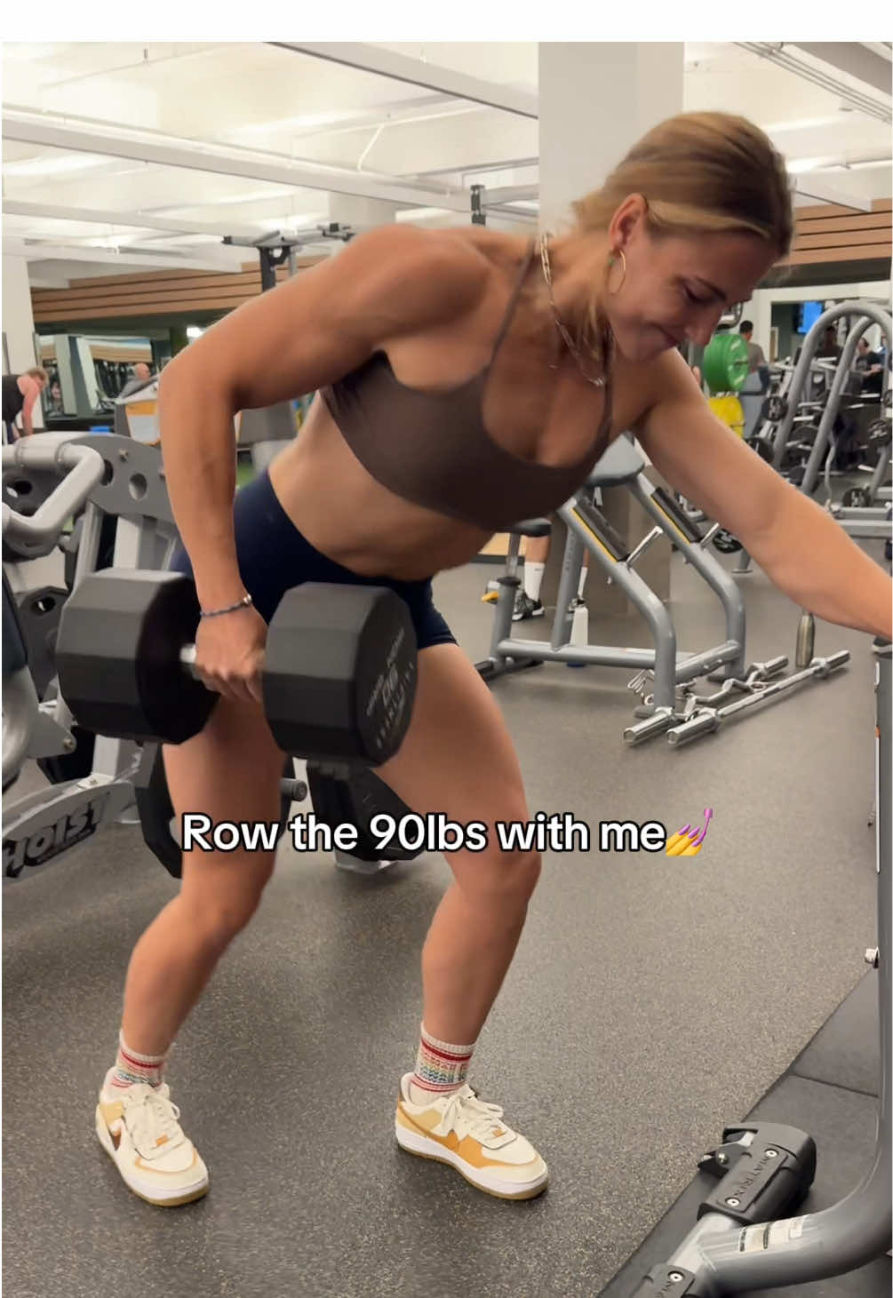 Also before you come for me. ✋😐, usually I train slower controlled reps with lighter weight (like 70s-80s), but this was just for fun to see what I could do.💪 #rows #heavylifting #womenwholift #gymgirls 