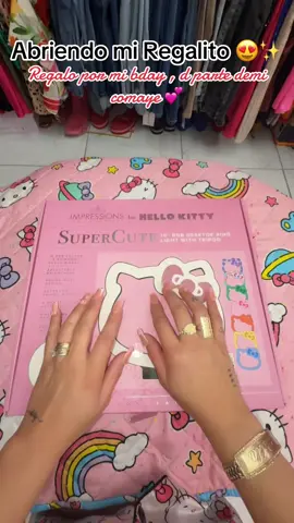 Amooooo 😍😍😍 uno de mis regalitos q me dio mi amigacomaye @ANY💫  💕💕 #hellokittygirl #impressionsvanity #hellokitty #ringlight #agradecida ✨✨✨✨