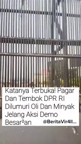 Menjelang aksi demonstrasi atau demo yang akan digelar pada hari ini (25/8/2025), tampak pagar besi di kompleks gedung DPR RI, Jakarta dilumuri oli. Tampak pagar penuh dengan oli. Tak hanya pagar, terlihat beton pembatas atau barier turut menghitam akibat oli. Sementara besi yang berada di atas beton tersebut juga dilumri pemumas kendaraan bermotor. Seperti diketahui, massa akan melakukan demo pada hari ini di depan Gedung DPR RI, Senayan, Jakarta. #fyp #viral #tiktoknews 
