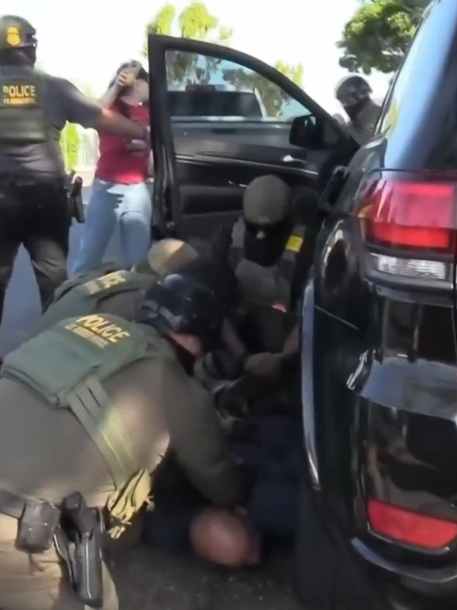Realizan nueva redada frente a un Home Depot y detienen a dos personas. Unos 20 agentes con equipo táctico y vehículos sin identificar detuvieron a un hombre hispano, lo esposaron en el suelo y lo subieron a una camioneta.  Cuando se iban, otro joven les lanzó una botella de vidrio y también fue arrestado.