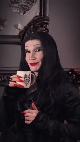 Arreglando mi cosplay de Morticia Addams. No podía seguir adelante sin terminar este cosplay como debió haber quedado desde un principio.