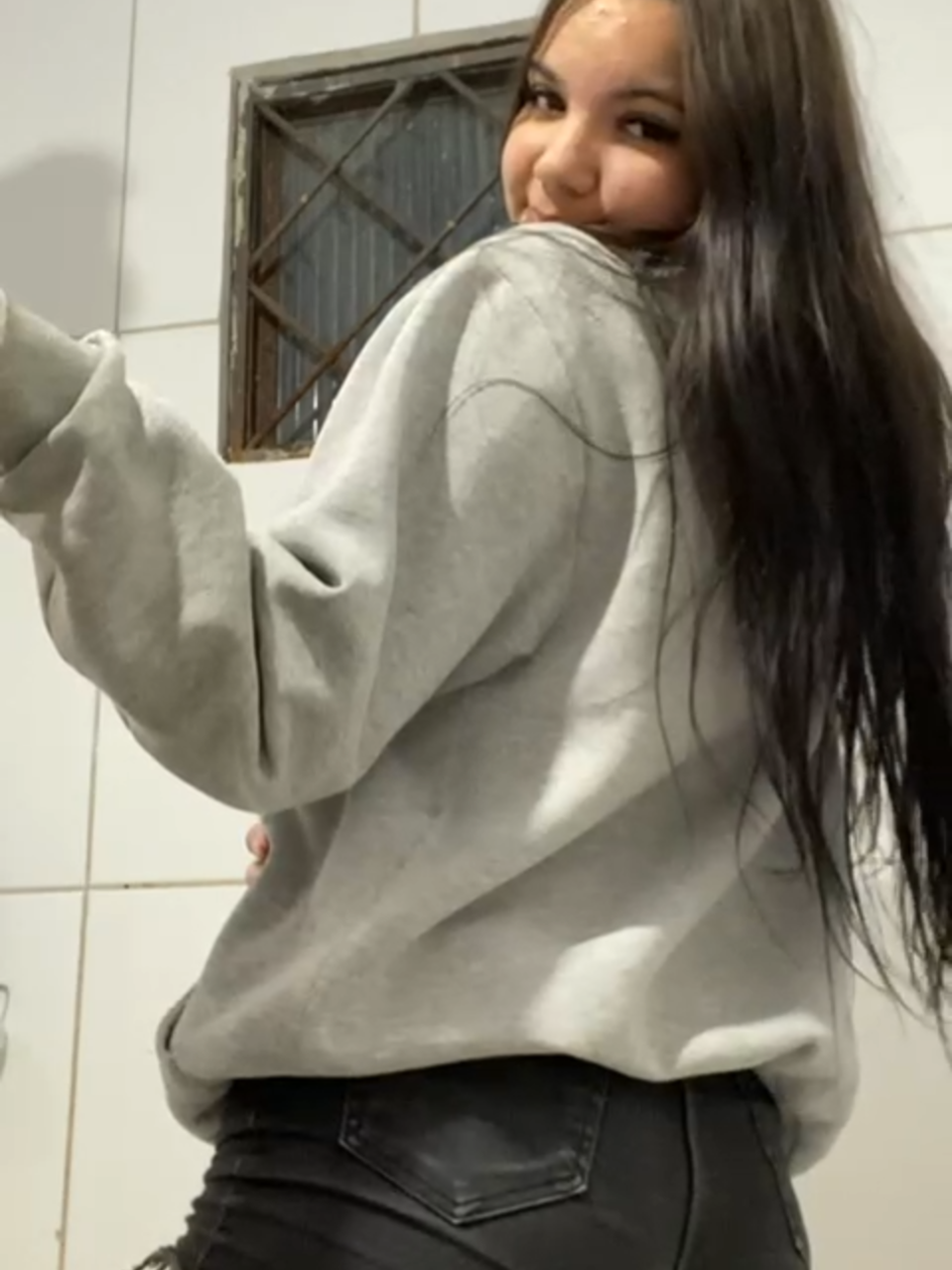 My friend pulling my finger to fart #girlfart #fartprank #fartsarefuny #farted #girlfarting