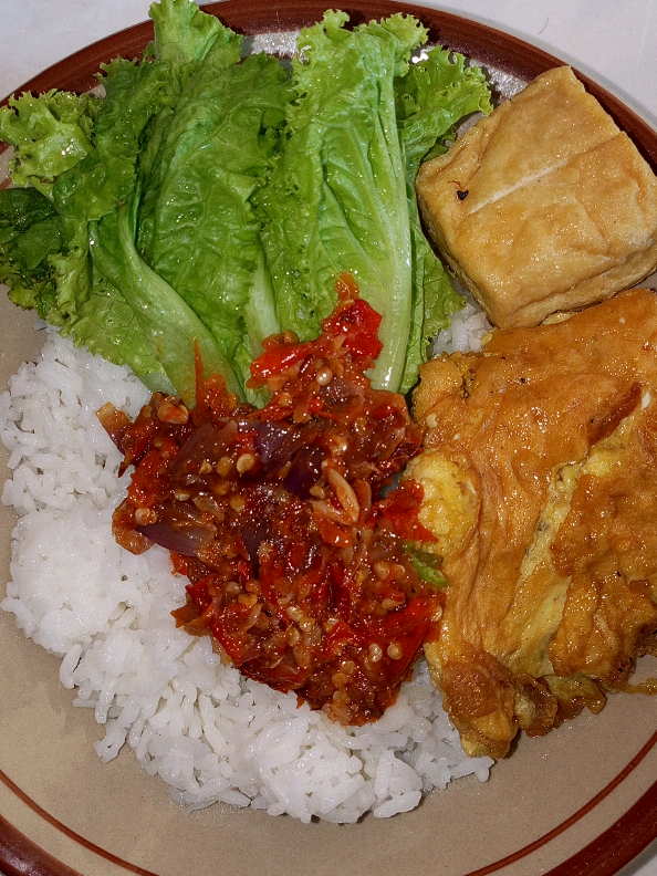 menu hari ini sambel andalan, telur dadar, tahu goreng, lalapan 👌 #fyppppppppppppppppppppppp #fypシ゚ #motivasi #mukbang 