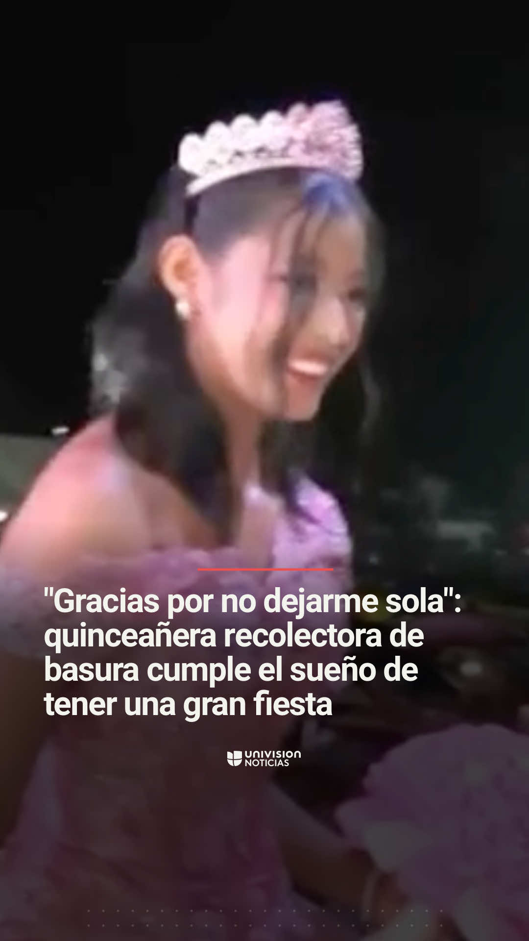 👗🎂 Esta joven recolectora de basura cumplió su sueño de celebrar sus 15 años en grande: contó con más de 1,000 invitados. La comunidad de Axtla de Terrazas, en San Luis Potosí, México, se solidarizó para celebrar por todo lo alto los 15 años de Isela Santiago Morales, una joven recolectora de basura que soñaba con una gran fiesta y que en su primera celebración pocos asistieron. Al evento, que tuvo lugar en un campo de fútbol, llegaron más de 1,000 asistentes y contó con dos escenarios de música, bastante comida, juguetes y otras donaciones. Informa Guadalupe Madrigal. 📺 Más del @Edición Digital a las 12 pm / 11 am CT. #IselaSantiago#IselaSantiagofiesta #cumpleaños   