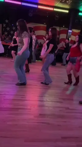 #whiskeydrinkinglinedance #poplockanddropit with my bestie @zo ☯️🫧 #linedancersoftiktok #electriccowboyclarksvilletn #linedancingontiktok 
