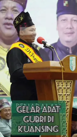 Pj Sekda Inhu Hadiri Prosesi Penabalan Gelar Adat Gubri Abdul Wahid di Kuansing KUANSING-Gubernur Riau Abdul Wahid resmi dianugerahi gelar adat kehormatan Datuk Panglimo Sati Indragiri oleh Lembaga Adat Nagori (LAN) Kuantan Singingi, Minggu (24/8/2025). Bupati Indragiri Hulu diwakili Pj Sekda Syahruddin turut hadir dalam prosesi penabalan yang di digelar di gedung Abdul Rauf itu. Sejumlah jajaran daerah diantaranya Kapolda Riau Hery Heriawan, para bupati, dan wali kota se-Riau juga tampak hadir. Penyematan gelar dilakukan oleh Datuk Panglimo Dalam, Bupati Kuansing Suhardiman Amby, sementara penyematan selempang adat dilakukan oleh Ketua Harian LAN. Atas penganugerahan itu, Abdul Wahid yang kini bergelar Datuk Panglimo Sati Indragiri, menyampaikan rasa syukur dan terima kasih atas penghormatan yang diberikan kepadanya.  Ia juga menegaskan bahwa gelar tersebut bukan sekadar simbol, melainkan amanah besar yang akan dijaga dengan sepenuh hati. “Setiap gelar mengandung arti dan tanggung jawab yang besar. InsyaAllah saya akan setia kepada rakyat, menjaga alam, serta mengemban amanah ini dengan penuh tanggung jawab,” ujarnya. Sumber : Tim Prokopim Setda Inhu, 2025 #pemkabindragirihulu #prokopiminhu #indragirihulu #riau  #bupatiinhu              