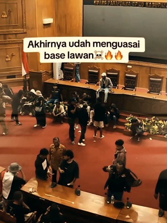 VIRAL!! Aksi demo DPR RI sampai mobil penjabat dihancurkan 🥶☠️🔥 #fyp #demo #dpr #tikus #masukberanda 