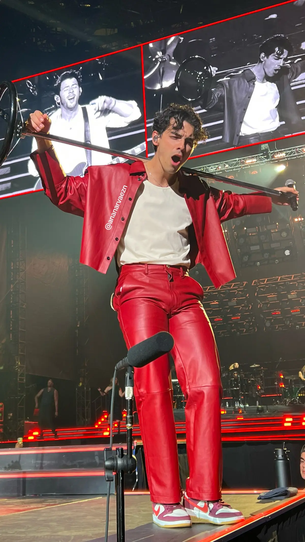 Taking this picture @joejonas @Jonas Brothers #joejonas #jonasbrothers #jonasbrothersconcert #jonasbrotherstour #kevinjonas #nickjonas #fypシ 