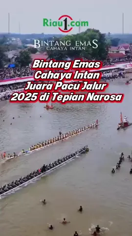 Bintang Emas Cahaya Intan keluar sebagai Juara Festival Pacu Jalur di Tepian Narosa, Kuantan Singingi, Riau. Dalam partai final yang digelar sore kemarin, jalur asal Hulu Kuantan itu membuat lawannya Tuah Datuk Keramat Imbang Di Alam tumbang. Ketua Panitia Seksi Gelanggang Pacu Jalur 2025, Emmerson, mengatakan, ada empat tim yang masuk semifinal yang akan berebut tiket final.  Keempat tim itu adalah Bintang Emas Cahaya Intan melawan Panglima Rimbo Piako yang dimenangkan oleh Bintang Emas Cahaya Intan. Kemudian tim Buayo Danau berhadapan Tuah Datuk Keramat Imbang di Alam. Duel sengit ini dimenangkan oleh Tuah Datuk Keramat Imbang Di Alam. Sebagai juara pertama, tim Bintang Emas Cahaya Intan mendapat piala bergilir dari Menteri Pariwisata, Tonggol Juara, uang pembinaan Rp 150 juta. Selain itu ada pula sepasang kerbau dari Wakil Presiden Gibran Rakabuming Raka dan satu ekor sapi dari sponsor. Demikian laporan Riau1.com hari ini! #pacujalurkuantansingingi #bintangemascahayaintan #tepiannarosa #riau #mellymike 
