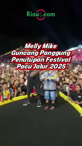 LATE POST 🔴  Taman Jalur Teluk Kuantan dipenuhi gemerlap cahaya dan dentuman musik. Malam penutupan Festival Pacu Jalur 2025 berlangsung penuh semarak, menjadi penutup indah dari rangkaian tradisi kebanggaan masyarakat Riau, khusus Kuantan Singingi.  Ribuan warga tumpah ruah di sekitar lokasi, menyaksikan hiburan spektakuler disiapkan. Panggung utama berdiri megah yang berhadapan langsung di tepi Sungai Kuantan, dihiasi ornamen melayu dan sentuhan modern memanjakan mata.  Tak heran, malam itu menjadi titik kulminasi dari euforia festival yang sudah berlangsung beberapa hari. Acara ini dibuka dengan tarian kolosal oleh puluhan penari yang tampil dengan kostum penuh warna, mempersembahkan gerakan energik namun tetap kental dengan nuansa melayu. Penampilan ini disambut tepuk tangan panjang, menandakan bahwa tradisi bisa bersanding harmonis dengan kreativitas generasi muda. Kemudian, hadir sebagai bintang tamu utama, Melly Mike membuka penampilan dengan lagu-lagu hits yang membangkitkan semangat anak muda. Saat ia melantunkan “Young Black & Rich”, suasana semakin meriah. Penonton larut dalam hentakan musik yang berpadu dengan tarian kolaboratif Aura Farming Pacu Jalur yang menambah kekayaan visual malam itu. Tarian tersebut dipandu langsung oleh Rayyan Arkhan Dikha, menjadi simbol sinergi antara budaya tradisional dan modernitas.  Demikian laporan Riau1.com hari ini! #mellymike #pacujalurkuantansingingi #riau #tepiannarosa #dikha 