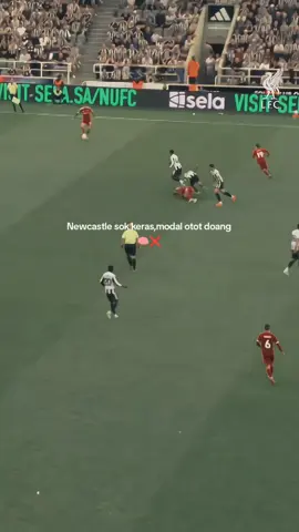 kok bisa anak sekecil itu gak ada yg jagain yaaaa..🤣🤣🤣🤫🤫 #liverpool  #PremierLeague 