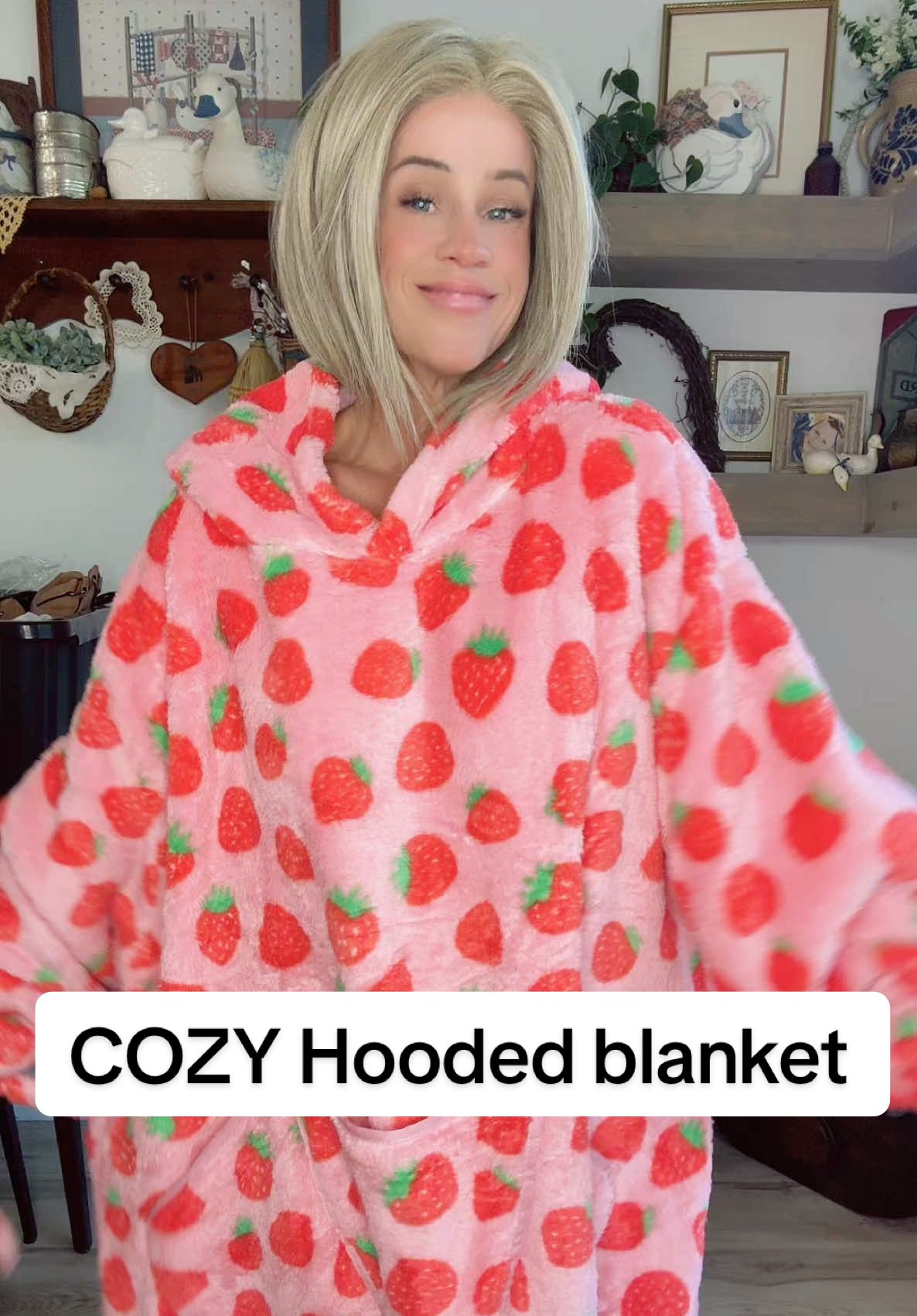 #hoodedblanket #cozyblanket #blanket #cozyvibes #stayingwarm @MsrlassnShop 