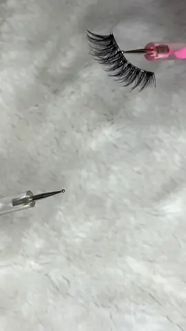Sin pegamento, sin ensuciar Estás pestañas magnéticas son un cambio total. #beautyhacks #easyglam #pestañasmagneticas #pestañaspostizas #magneticeyelashes 