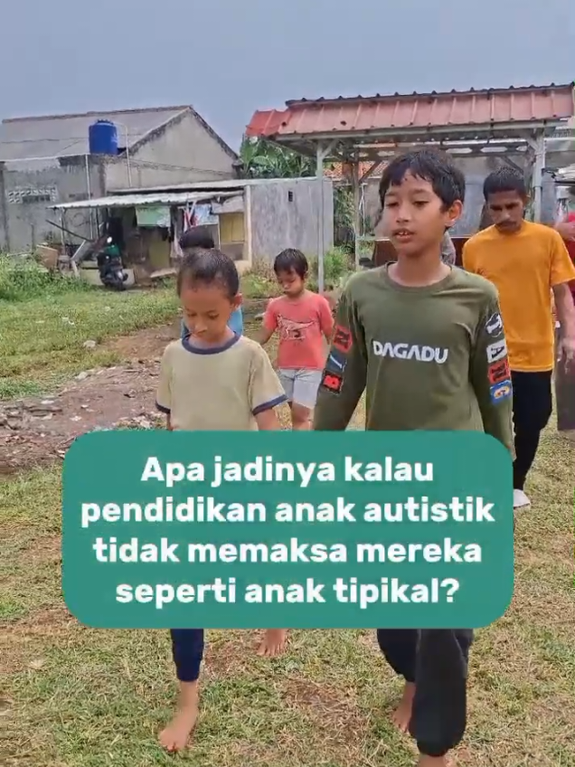 🛎Orang tua atau guru ABK? Follow yuk, kita satu tujuan🔔 Apa sih yang dilakukan TML-TUMBUH® untuk mendukung perkembangan sosial-emosional anak autistik? 1) Pendekatan Holistik = Dalam model terapi TML-TUMBUH®, pendidikan memberi dasar akademik, sementara terapi menguatkan aspek sosial-emosional. Misalnya, terapi wicara diintegrasikan dengan sekolah, karena keterampilan wicara langsung dipraktikkan (sekalian membangun relasi dengan teman). 2) Efektivitas Intervensi = Menurut riset, pogram pendidikan yang dipadukan dengan terapi terbukti mempercepat kemajuan anak dibanding program terapi yang berdiri sendiri, lho.. 3) Individualisasi = Melalui Individualized Education Program (IEP), intervensi dapat disesuaikan dengan kebutuhan unik setiap anak. Jadi, tidak ada kondisi anak dibandingkan dengan temannya. Mereka hanya dibandingkan dengan diri mereka sebelumnya.. Nah, model seperti TML dikenal sebagai Comprehensive Treatment Model (CTM), yang ditopang oleh tiga landasan teori: 1. Teori Pembelajaran Sosial (Bandura): anak belajar melalui observasi, modeling, dan interaksi. 2. Teori Perkembangan Kognitif (Piaget): anak berkembang lewat pengalaman aktif, misalnya melalui terapi bermain. 3. Teori Perilaku (Skinner): penguatan positif membantu membentuk perilaku dan keterampilan target. Jadi, langkah inilah yang diambil TML: integrasi edukasi dan terapi sebagai fondasi kuat untuk mendukung anak autistik untuk mencapai potensi maksimalnya. Siapa mau belajar banyak teknis terapi autisme model TML-TUMBUH®? Komen 