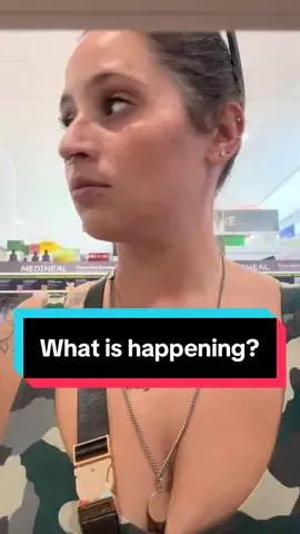 I was so confused?! It was reacting like a magnet! I was holding sideways on purpose to show that it wasn’t just dripping 🤯 #makeup #whatishappening #thisisweird #somethingiswrong #lipstick 