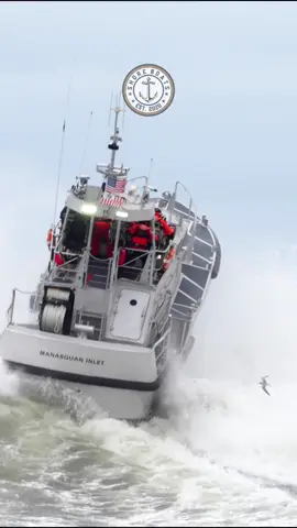 US Coast Guard doing heavy surf training outside of Manasquan Inlet during Hurricane Erin🇺🇸💪🏼 #manasquaninlet #jerseyshore #uscg #newjersey 