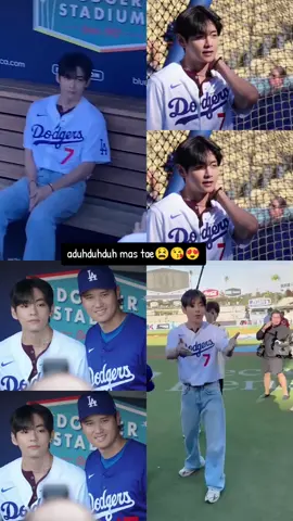 Moment mas#Taehyung bersama dengan Shohei Ohtani🐻 #dodgers  Aduhduhduh mas#Taehyung 😩😩😍😍🥰#kimtaehyung #tae #Taehyung #v #BTS #💜💜💜 #btsarmy #army #bighit_official_bts 