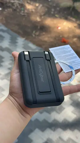 ARTCYBER - Cargador magnético plegable de 10000 mAh con soporte oculto y sistema de doble cable. Carga 5 dispositivos a la vez. Energía compartida, sin retrasos (22.5 W con cable/15 W inalámbrico) con pantalla LED inteligente. Totalmente compatible con iOS y Android. Lo último en innovación